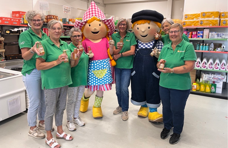 Fien & Teun schenken limonade aan voedselbanken