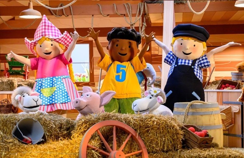 Fien en Teun en neefje Sem in de schuur