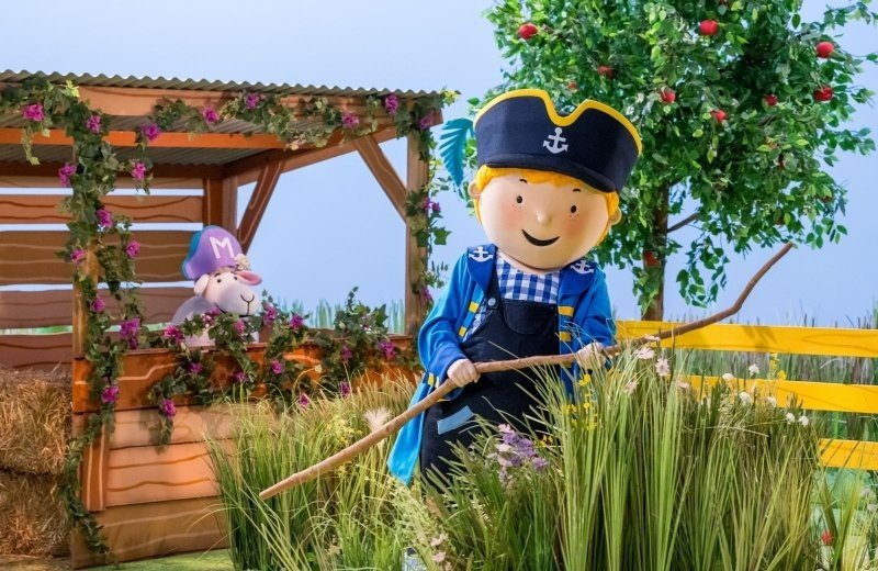 Teun die een tak vast heeft op de boerderij