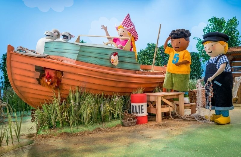 Fien en Teun en neefje Sem stappen de boot in